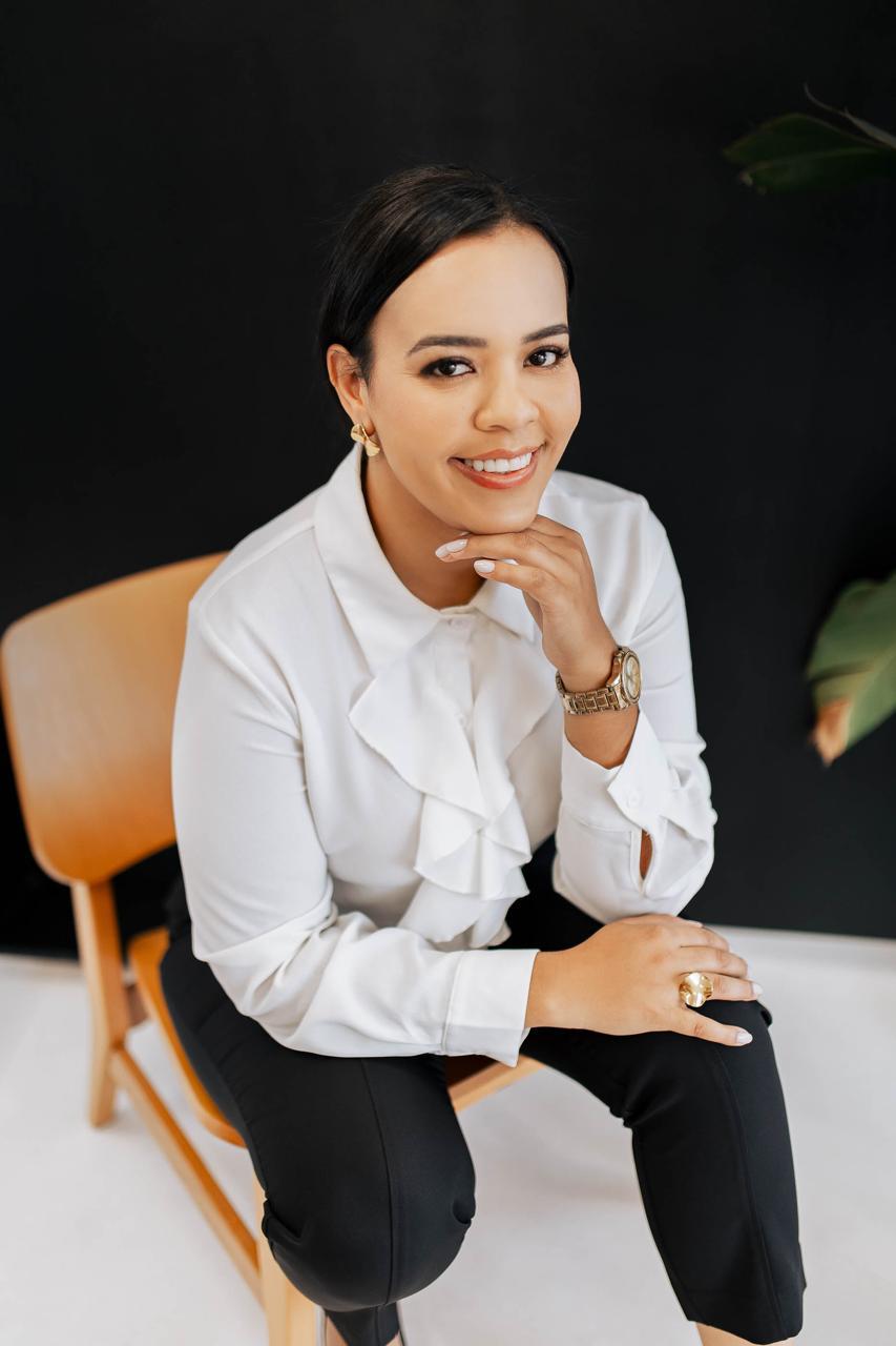 Dra. Ane Carolina Schwanka em seu escritório
